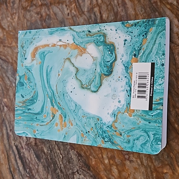 BOOK - WORDSEARCH New - Picture 3 of 3